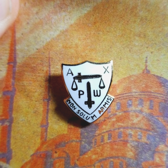 Vintage lapel pin NON SOLUM ARMIS American Ex-Prisoners of War (AXPOW) - Picture 3 of 12